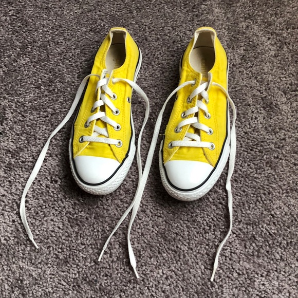 Converse Chuck Taylor All Star Low Sneaker in Yellow, size 6 - Picture 2 of 5